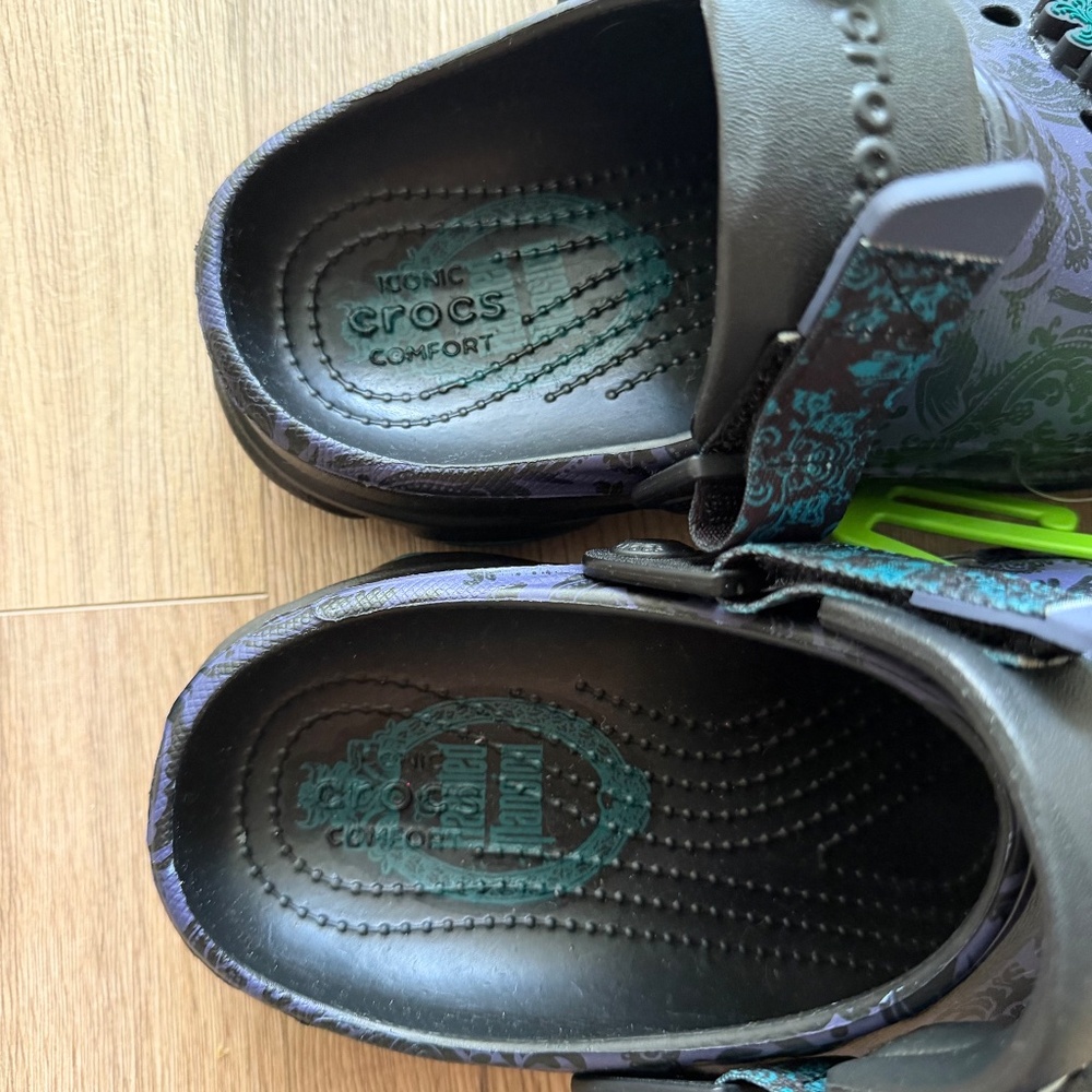 Disney Parks The Haunted Mansion Wallpaper Crocs Adult Clogs Size W7 M5 - Picture 4 of 5